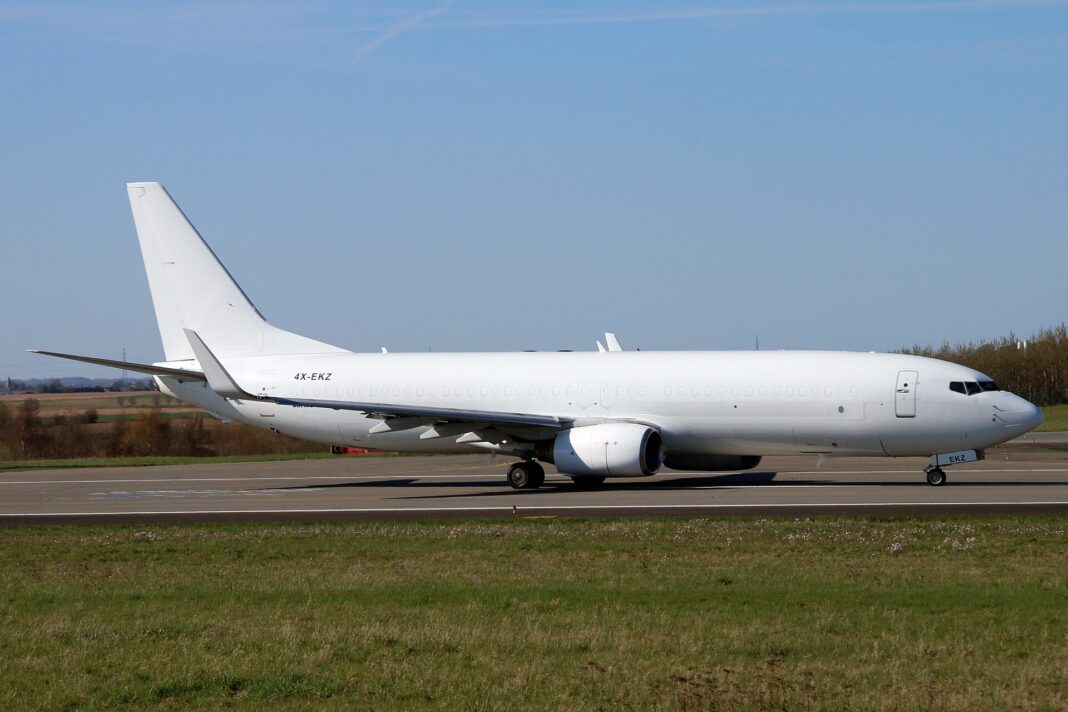 Una aerolínea de carga brasileña estrenó vuelo internacional con ocho toneladas de equipo de una banda Boeing 737-800 convertido a carguero en plataforma aeroportuaria