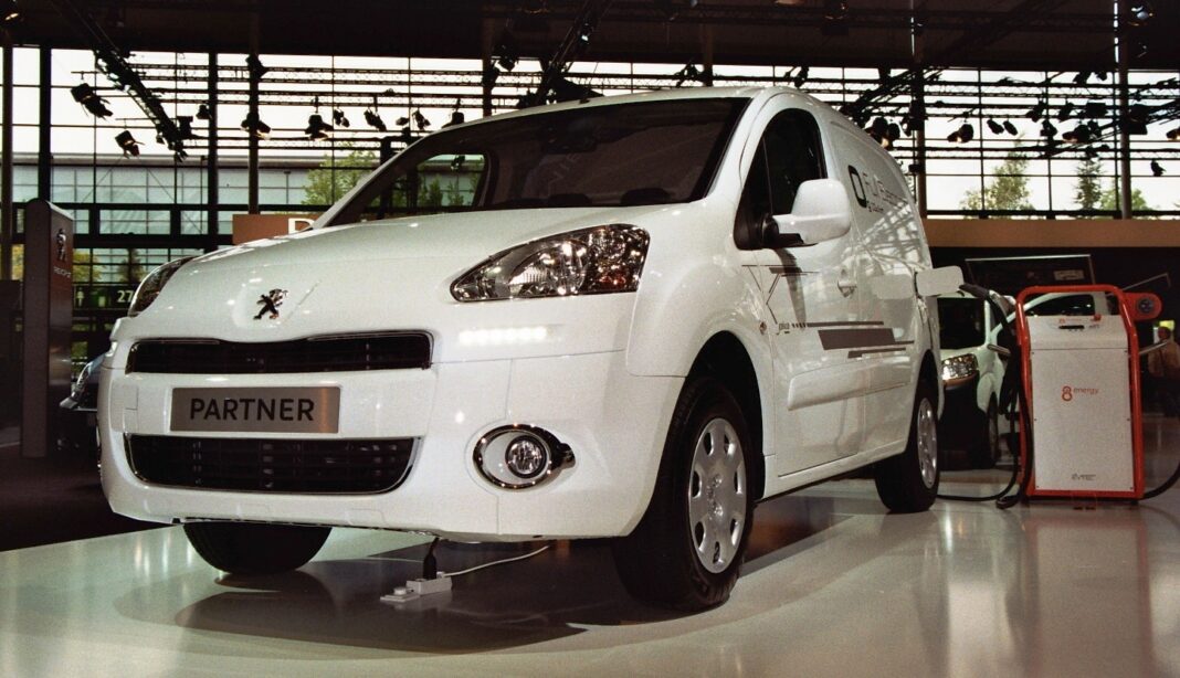 Colombia matriculó 4.542 eléctricos en ocho meses y Peugeot llegó a cobrar el boleto Furgón utilitario peugeot partner eléctrico conectado a un punto de recarga