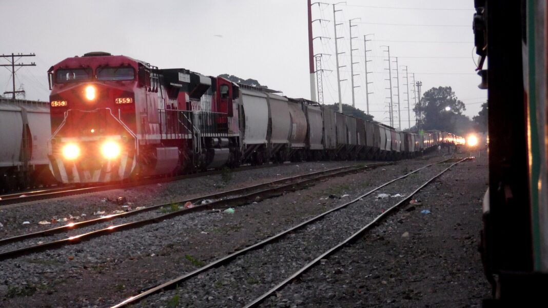 Locomotora de un tren de carga sobre las vías en México