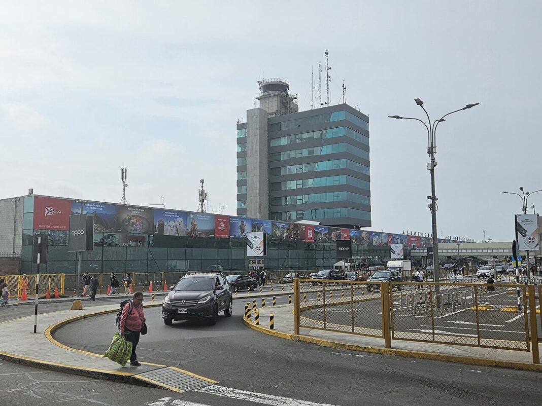 Perú negocia volar a Roma y Milán, y la puerta la abre un acuerdo con Emiratos Aeropuerto Internacional Jorge Chávez en 2024 — imagen ilustrativa