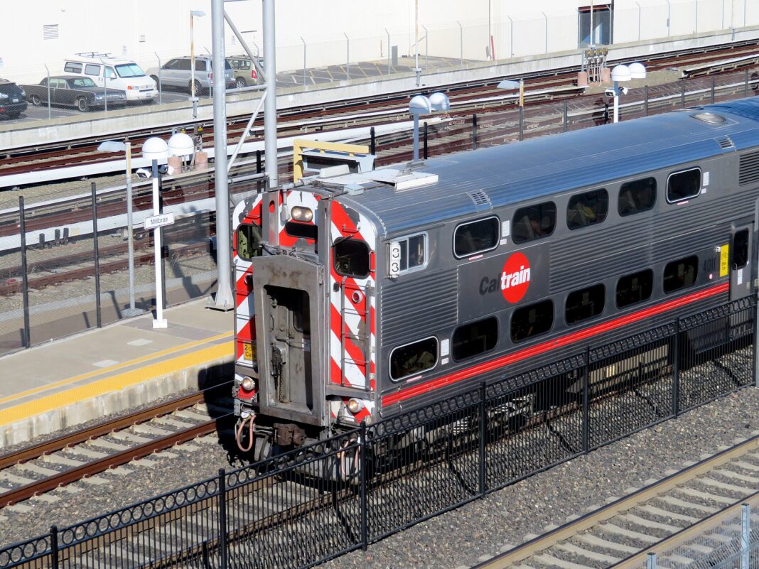Perú cambia de ministro de Transportes a los 52 días, y el expediente de los trenes quedó en el aire
