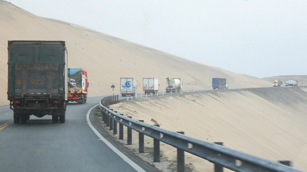 Fila de camiones de carga en la Panamericana Norte, Perú