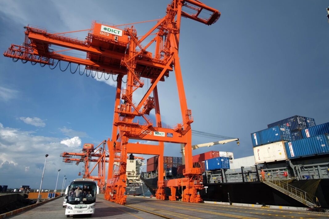 Chancay prepara el salto: de 4 a 15 sitios de atraque cuando llegue al millón de contenedores Grúas pórtico anaranjadas operando contenedores en una terminal portuaria