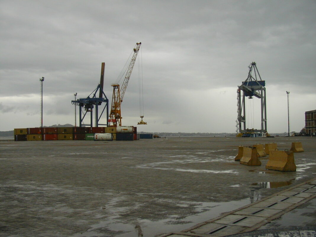El puerto de Montevideo respira: TCP levanta el paro tras 31 horas con servicios mínimos Vista de la terminal de contenedores del puerto de Montevideo con grúas y contenedores apilados
