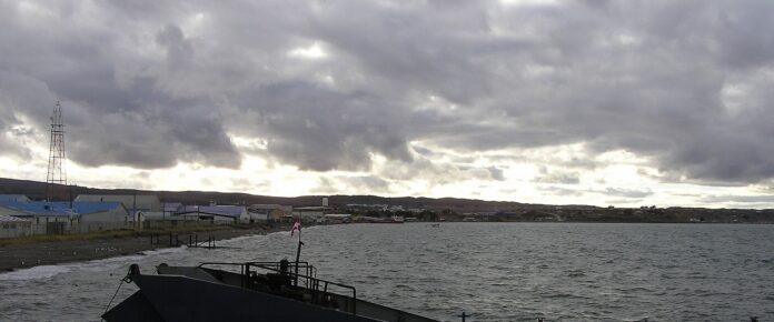 Milei denuncia un vuelo británico entre Malvinas y Punta Arenas Barcaza amarrada en la costa del estrecho de Magallanes, en la región de Magallanes, Chile