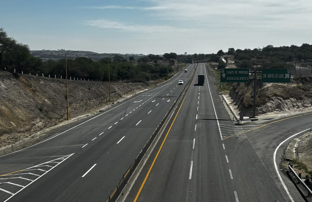 Robo al transporte: piden llevar el Operativo Enjambre a todo el país Autopista federal en México con un camión de carga circulando