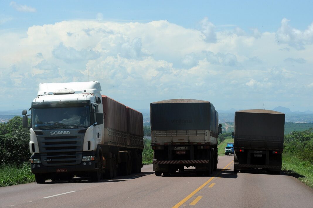 Camiones graneleros en una carretera cerca de Rondonópolis, Mato Grosso