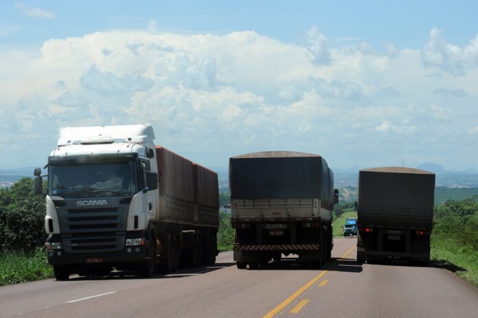 rondonopolis-camiones-soja Camiones graneleros en una carretera cerca de Rondonópolis, Mato Grosso