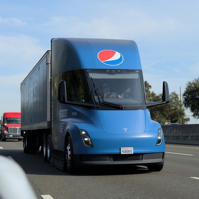 tesla-semi-zet-scale-2500-camiones Tesla Semi de PepsiCo circulando por una autopista de California