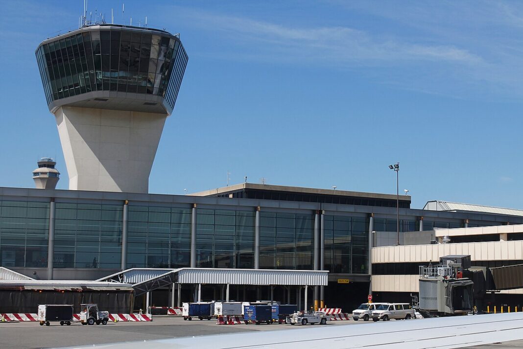 Torre de control del aeropuerto internacional Newark Liberty vista desde la plataforma