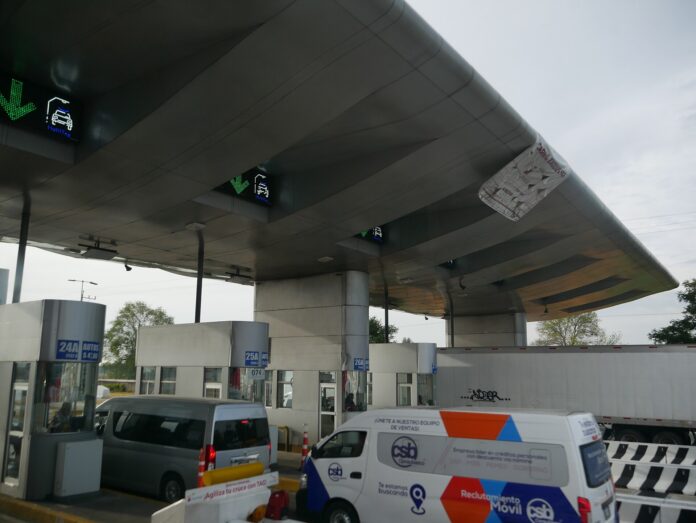 La SSP de Puebla investiga si personal de Capufe pasaba información a la red que Caseta de cobro en la autopista México-Puebla con un tractocamión y camionetas cruzando