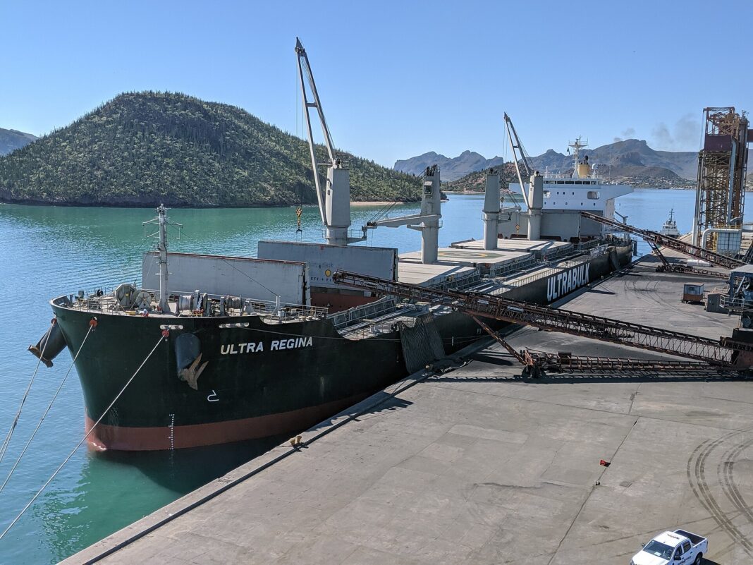 Buque granelero Ultra Regina atracado y cargando en el muelle del puerto de Guaymas, Sonora