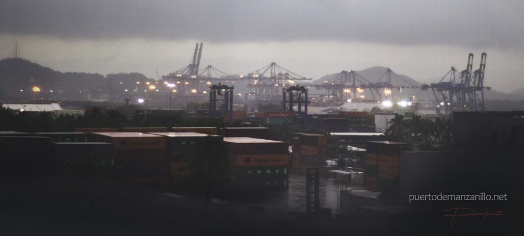 Grúas pórtico y contenedores del puerto de Manzanillo bajo un cielo de tormenta