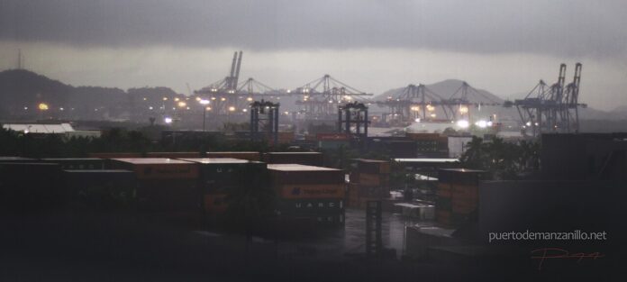 Polo llegó a categoría 5 en un día: Acapulco y Zihuatanejo cerraron, Manzanillo Grúas pórtico y contenedores del puerto de Manzanillo bajo un cielo de tormenta
