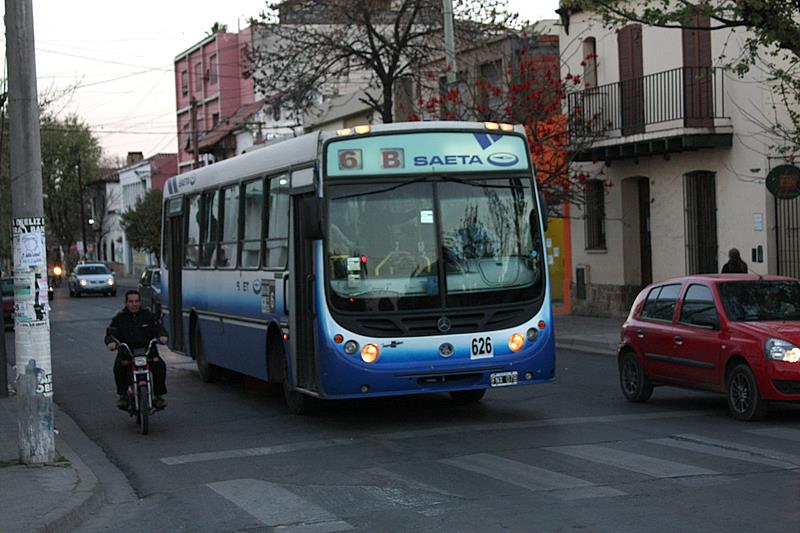 Colectivo de SAETA de la línea 6B circulando por una calle de Salta