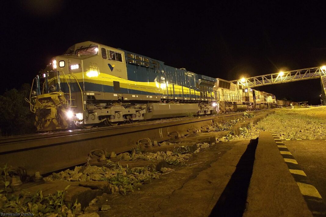 El tren bioceánico Brasil–Perú avanza en los papeles y abre la pelea por la Amazonía Tren de carga recorriendo una vía férrea en Brasil