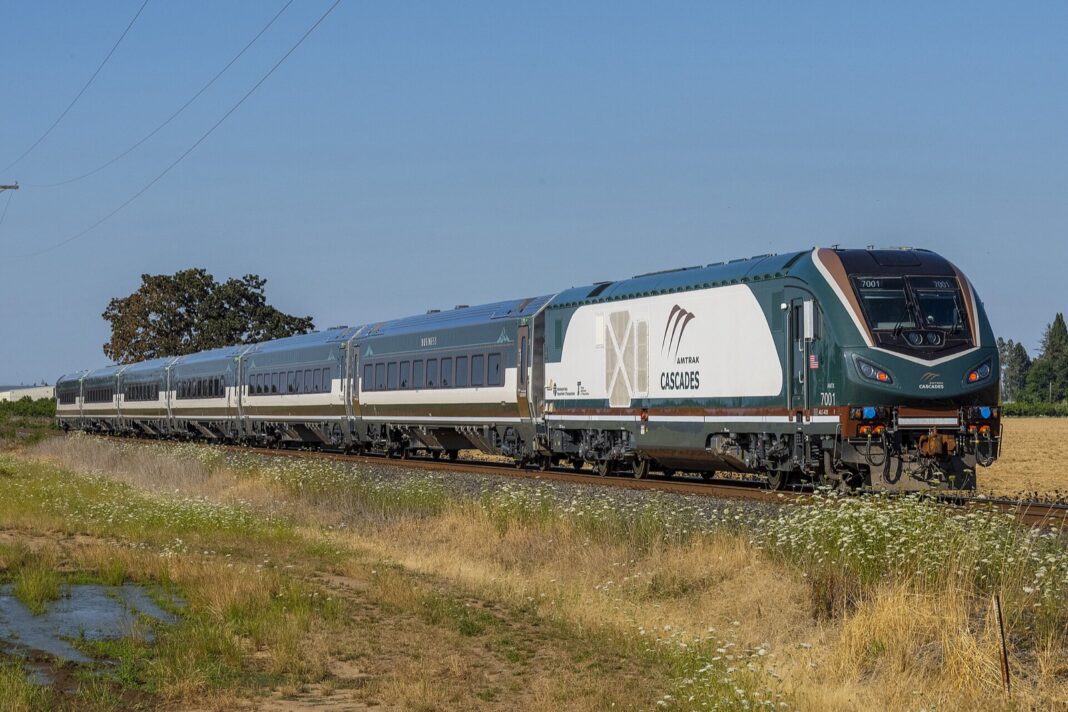 Tren Airo de Amtrak Cascades, con locomotora verde y blanca, en una prueba por el valle de Willamette, Oregón