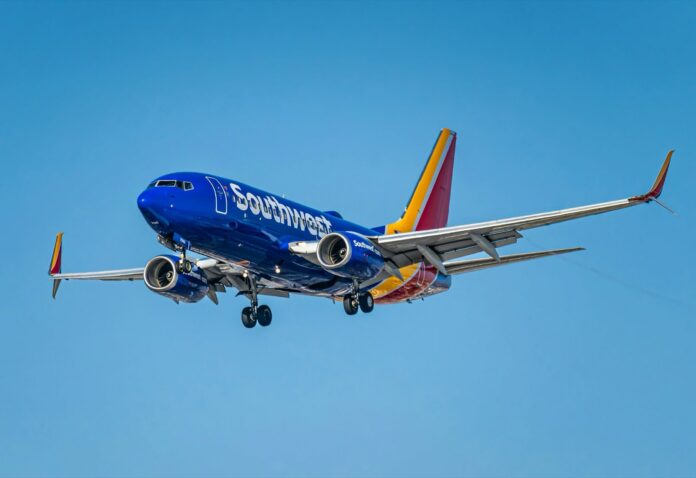 La FAA revisa un fallo de software del 737 MAX que desconecta la navegación vertical en los aterrizajes abortados, y el MAX 10 podría retrasarse Boeing 737 de Southwest Airlines en aproximación con el tren de aterrizaje desplegado