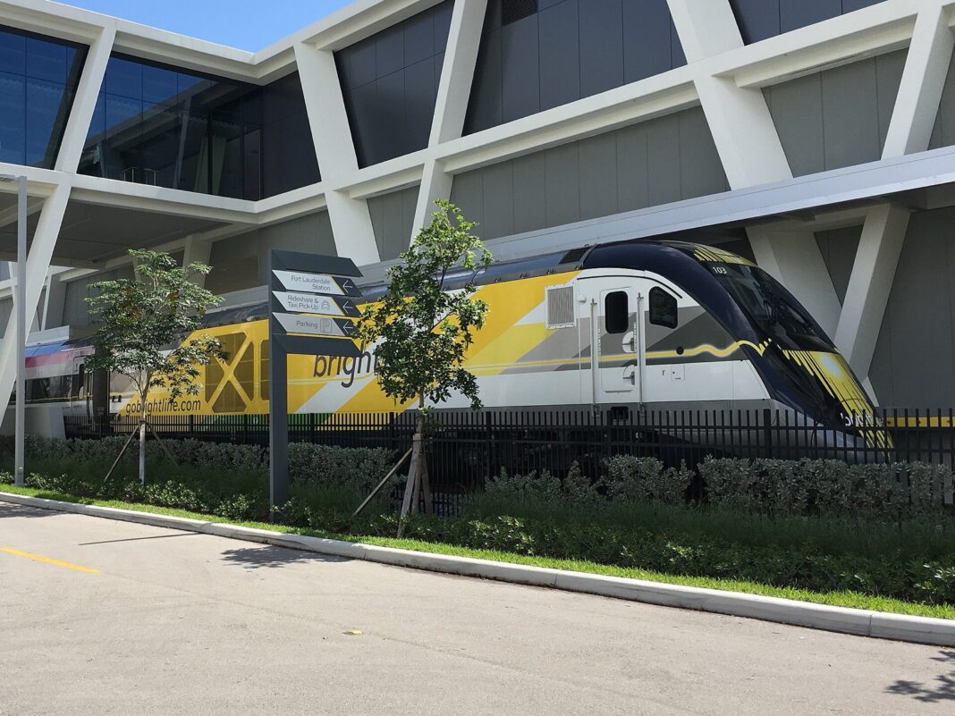 Tren de Brightline detenido junto a la estación de Fort Lauderdale, Florida