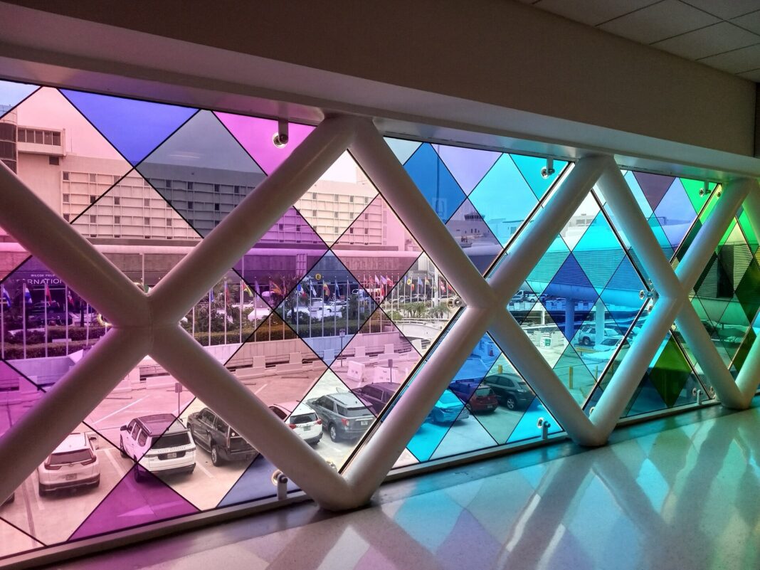 Vista desde un pasillo acristalado del Aeropuerto Internacional de Miami hacia la terminal y el estacionamiento