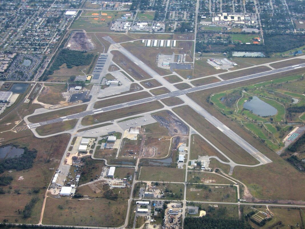 Vista aérea del aeropuerto Kissimmee Gateway con sus pistas y calles de rodaje