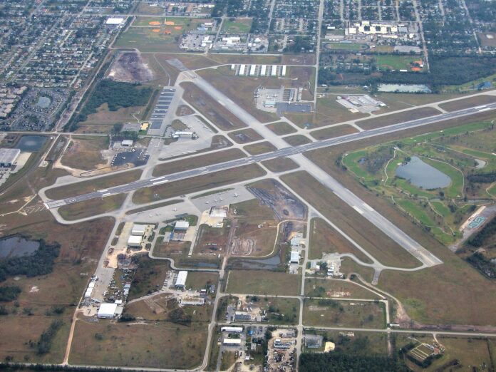Kissimmee recibe US$21,1 millones de la FAA para mover 15 metros su calle de rodaje, y el aeropuerto pone solo el 1% Vista aérea del aeropuerto Kissimmee Gateway con sus pistas y calles de rodaje