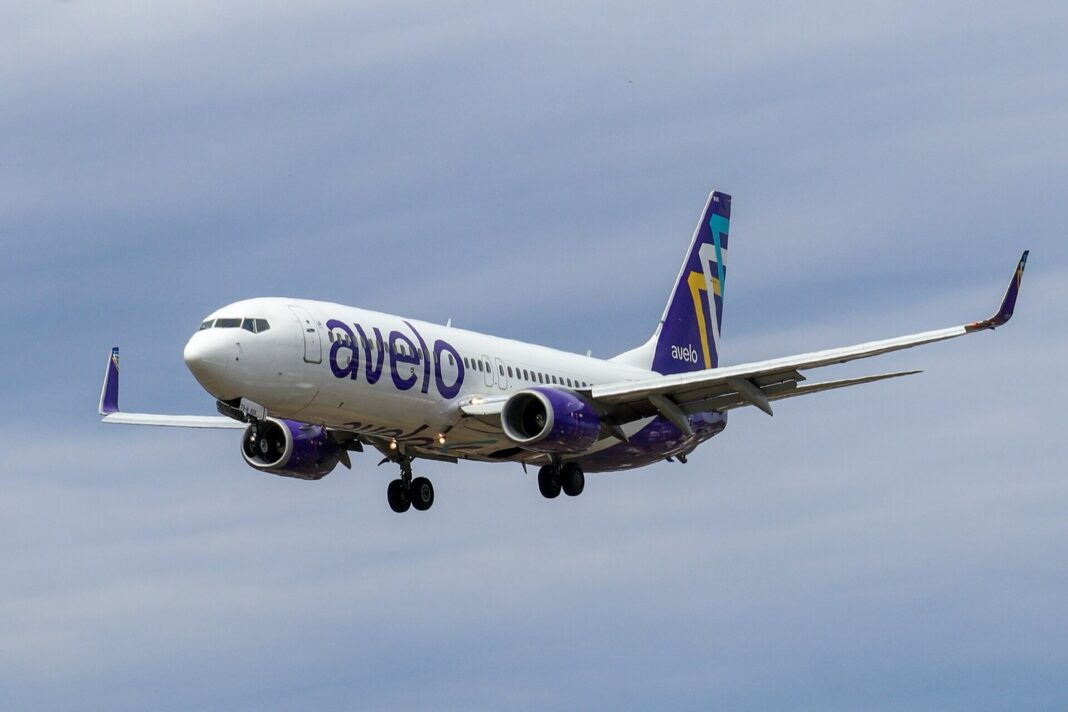 Boeing 737-800 de Avelo Airlines en aproximación para aterrizar