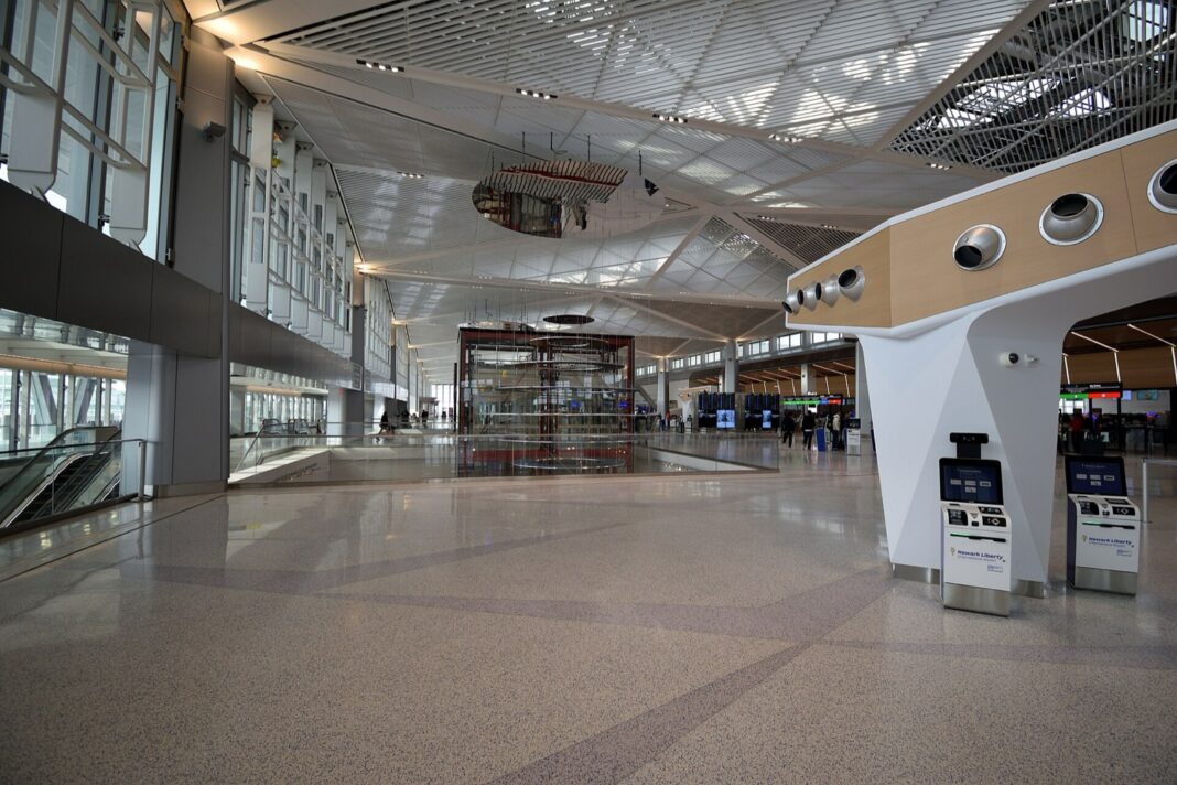 Vestíbulo interior de la nueva Terminal A del aeropuerto Newark Liberty