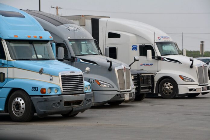 El paro de camioneros del 1 de octubre en EE. UU. nació en un video de Instagram y ningún gremio lo convoca Tractocamiones estacionados en un patio de Eagle Pass, Texas