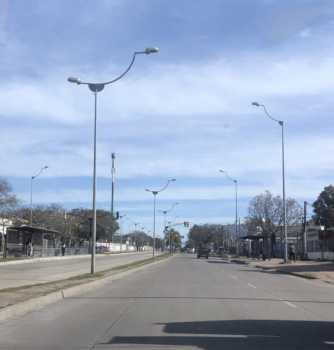 Uruguay eligió BRT y no tranvía: la cuenta que definió la reforma del transporte metropolitano Corredor exclusivo de ómnibus sobre avenida General Flores, Montevideo. Foto ilustrativa.