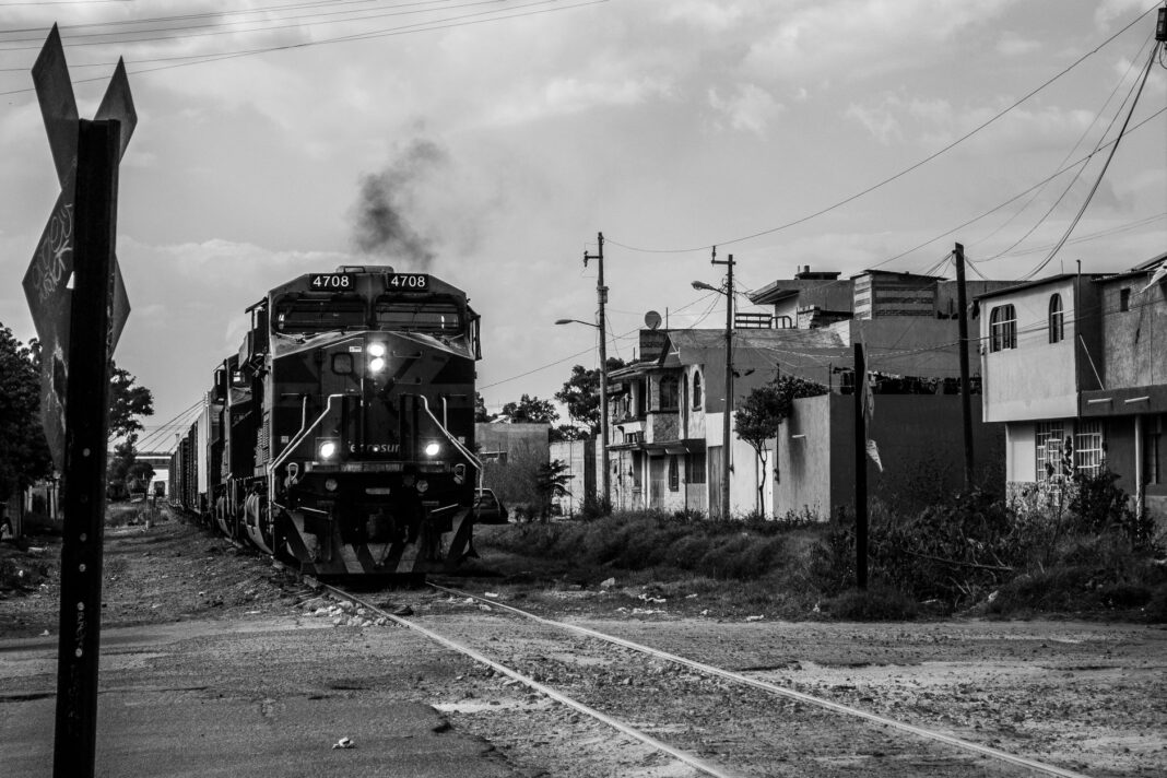Locomotora de Ferrosur avanza junto a casas en una colonia de Puebla