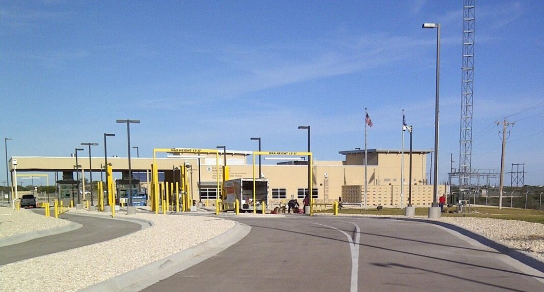 Garita de inspección de la estación fronteriza de la presa Amistad, en Del Rio, Texas, con sus carriles de acceso y un camión de mudanzas detenido
