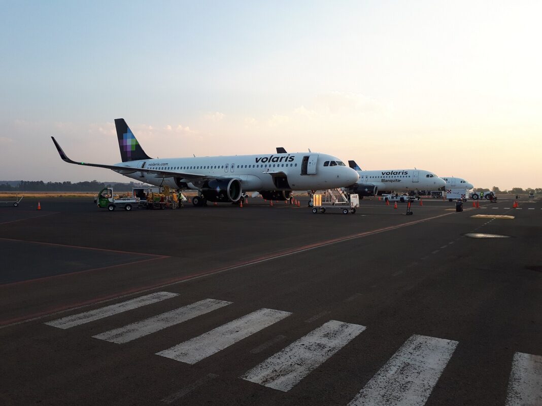 Aviones Airbus A320 de Volaris estacionados en la plataforma del aeropuerto de Morelia al amanecer