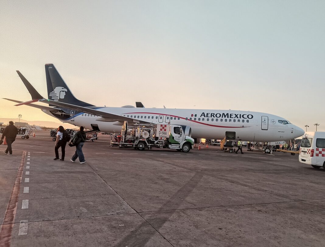 Boeing 737 MAX 8 de Aeroméxico en plataforma mientras un camión le carga turbosina al atardecer