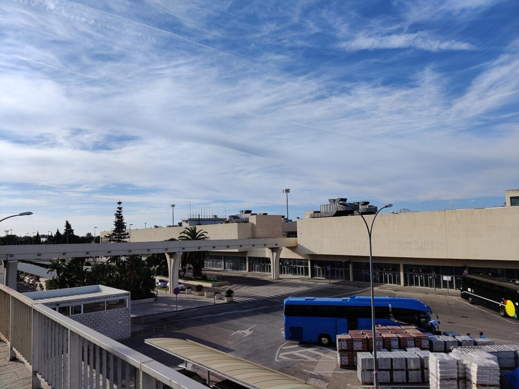 Aeropuerto de Málaga: obras de 1.500 millones arrancarían en 2029 Fachada de la antigua Terminal 1 del aeropuerto de Málaga, que el proyecto de ampliación prevé demoler