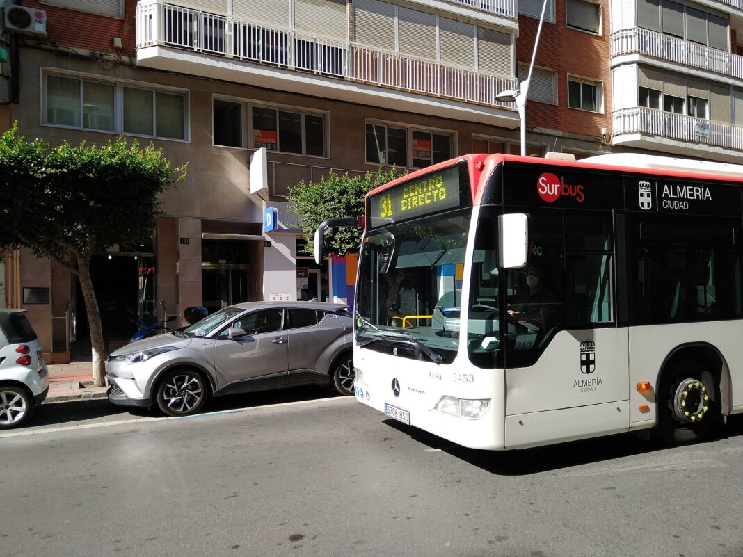 Autobús urbano de Surbús de la línea 31 circulando por una calle de Almería
