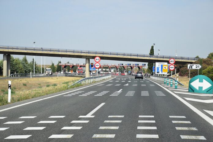 AP-68 sin peaje el 11-nov: el camión aún paga en Álava y Bizkaia Playa de peaje de la autopista AP-68 en Alagón, Zaragoza, con camiones y turismos