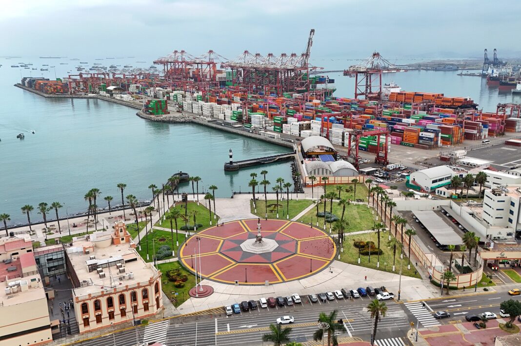Vista aérea del puerto del Callao con patios de contenedores y grúas pórtico