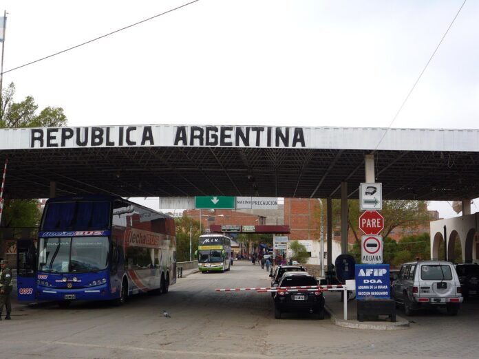 Salta: ARCA congela 120 días el veto a granos en la frontera Paso fronterizo de La Quiaca hacia Bolivia con un autobús internacional y el puesto de la Aduana