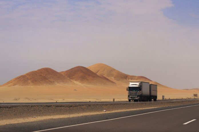 Arequipa: camioneros dejarán de pagar los peajes de Yauca y Atico Camión con remolque en una carretera del desierto costero peruano