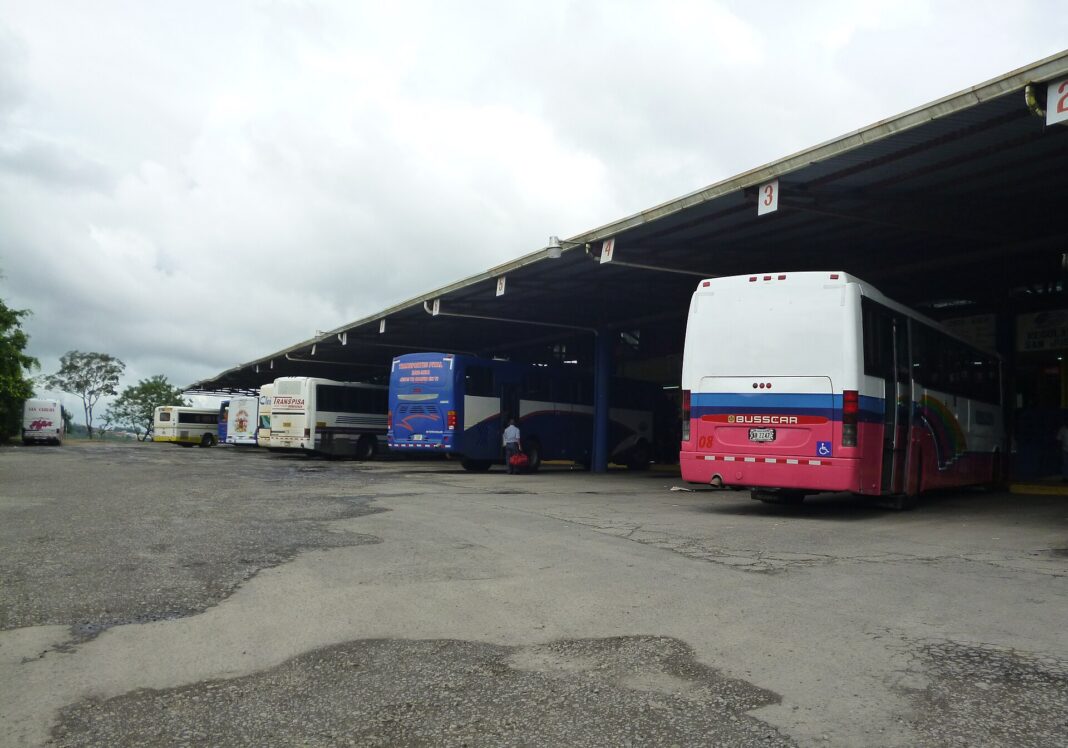 Autobuses estacionados en los andenes de la terminal de Ciudad Quesada, Costa Rica