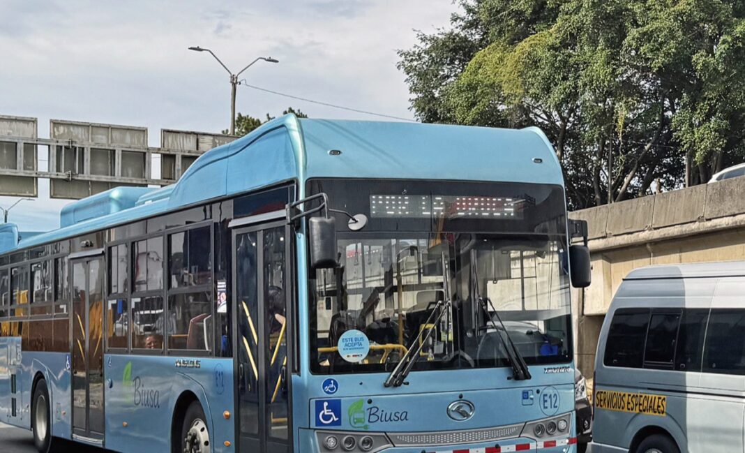 Autobús eléctrico de Biusa de la ruta a La Uruca circulando en San José, Costa Rica