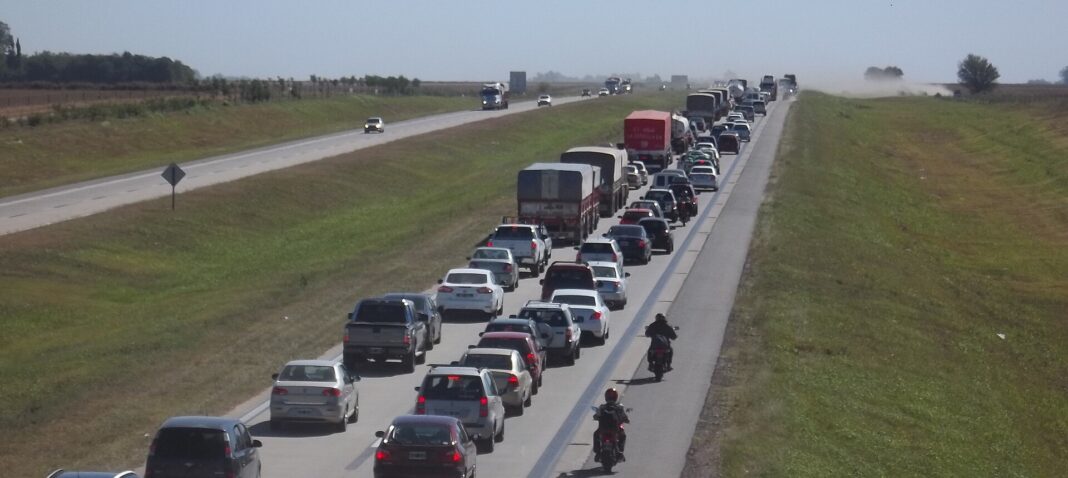 Camiones y autos en fila sobre la autopista Rosario-Córdoba, ruta nacional 9