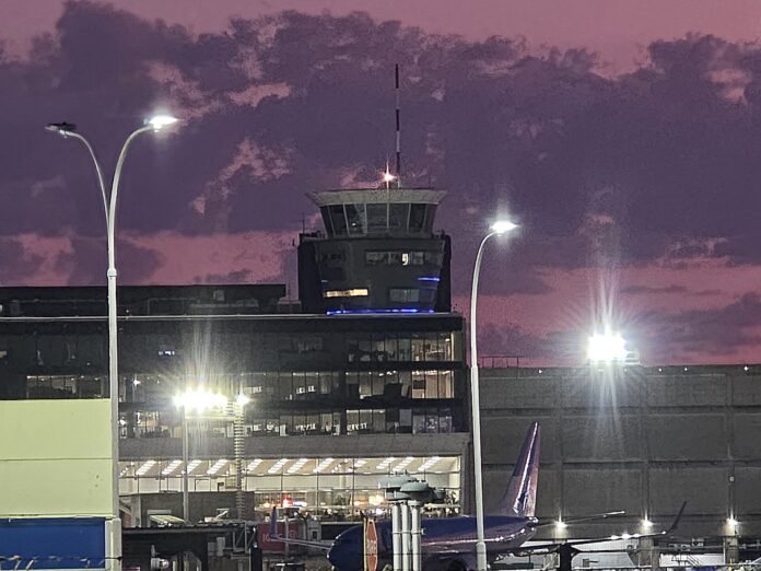 Argentina: navegar un 787 cuesta 12 veces más que en Chile Torre de control del Aeroparque Jorge Newbery al amanecer, con un avión en plataforma