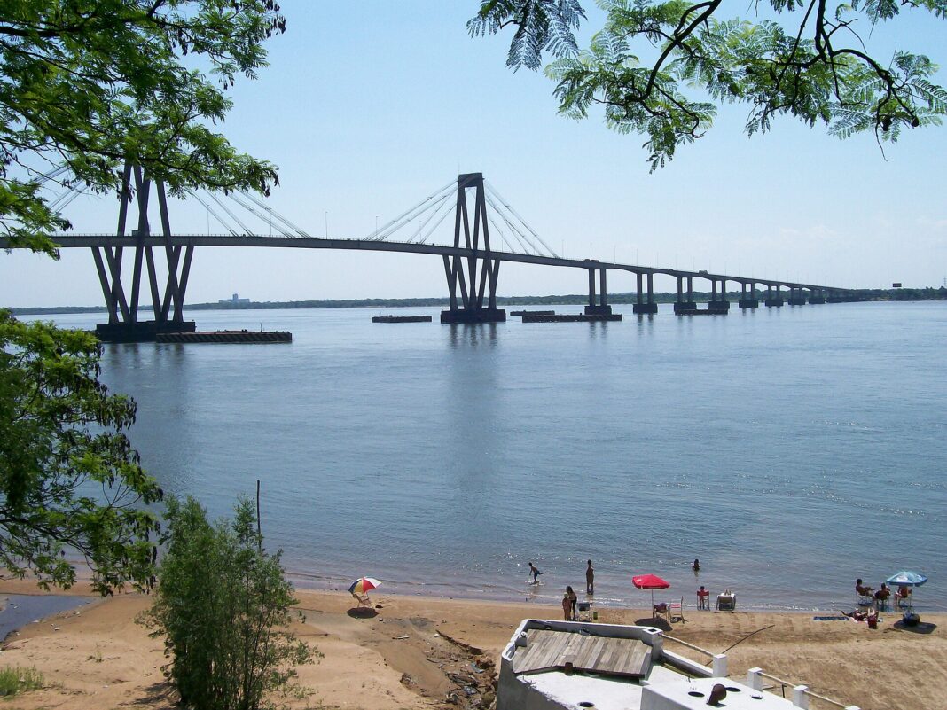 Puente General Belgrano sobre el río Paraná entre Corrientes y Resistencia