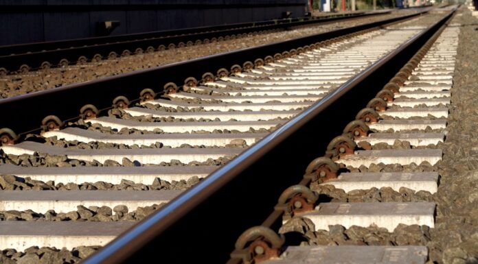 ATTRAPI aplaza al 20-nov el fallo del tren Querétaro-Saltillo Vía férrea con durmientes de concreto y balasto bajo luz de tarde