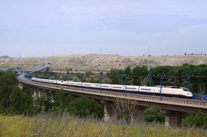 AVE Madrid-Barcelona: el incendio de Ricla deja una sola vía Dos trenes AVE de la serie 100 acoplados cruzan un viaducto de la línea de alta velocidad entre cerros y arboleda