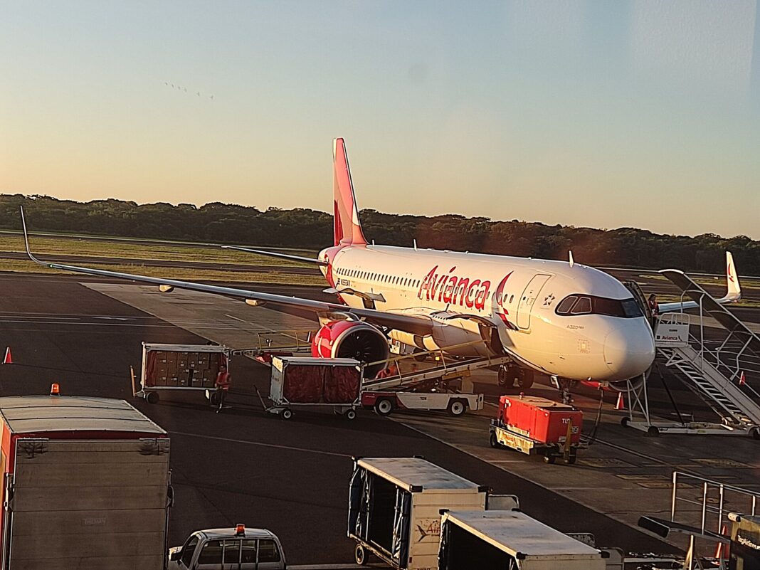 Airbus A320neo de Avianca Costa Rica en plataforma mientras cargan equipaje y mercancía en su bodega