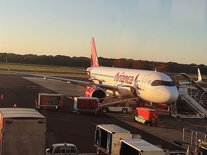 Avianca Costa Rica volará San José-Bogotá-Buenos Aires desde 2027 Airbus A320neo de Avianca Costa Rica en plataforma mientras cargan equipaje y mercancía en su bodega
