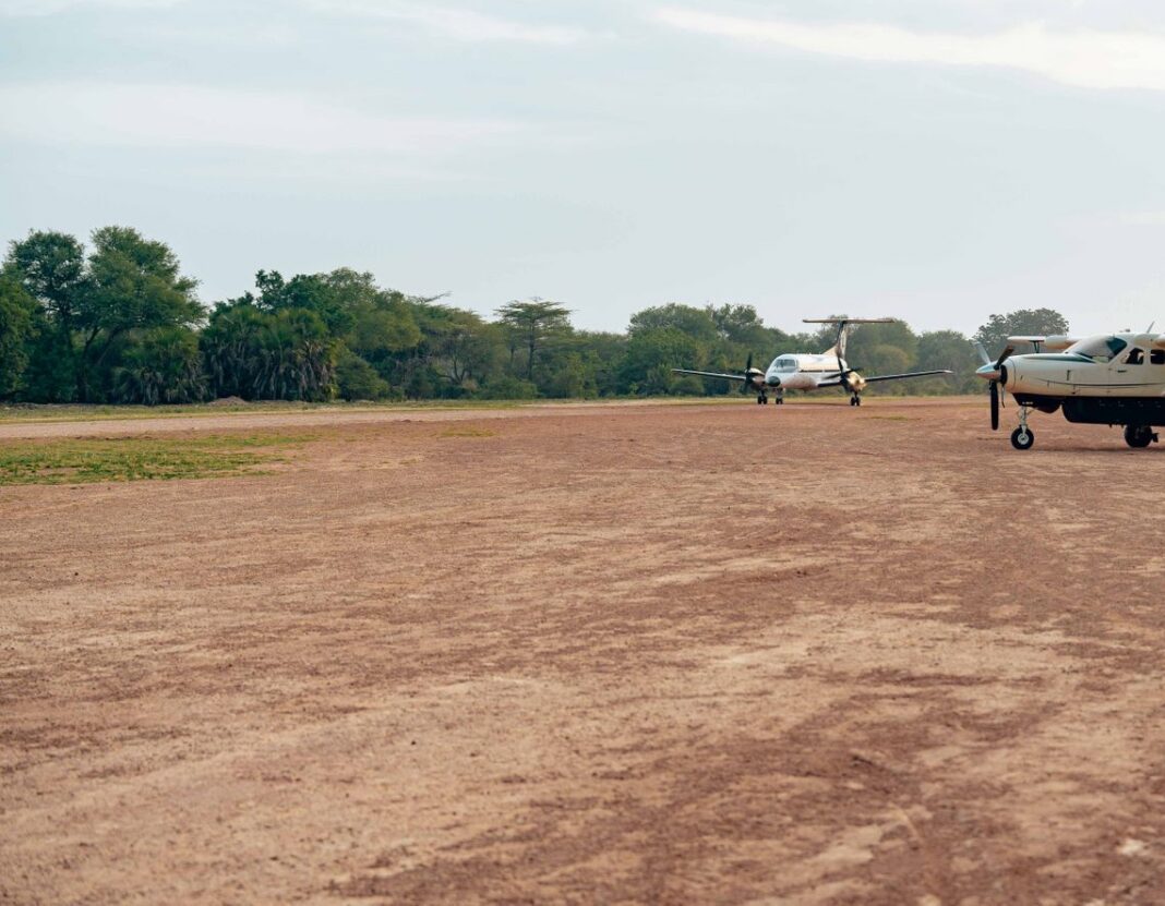 Bolivia abre la gasolina de aviación a privados con arancel 0% Avionetas en una pista de tierra rodeada de vegetación tropical